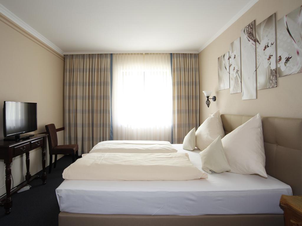 Hotel Garni Zum Gockl Unterfoehring Bagian luar foto